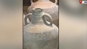 VIDEO Un copil a distrus un vas vechi de peste 3.500 de ani. Piesa era una foarte rară